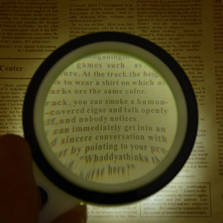 Lupa s LED svetlom a presným zväčšením pre jemné detaily