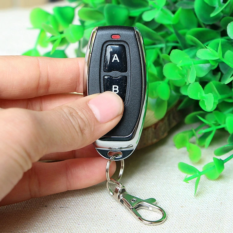 Kompaktný model s 2 tlačidlami, funguje na frekvencii 433MHz, učebný kód 1527