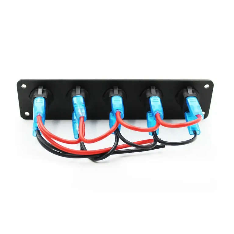 Elektrické konektory na zadnej strane panelu