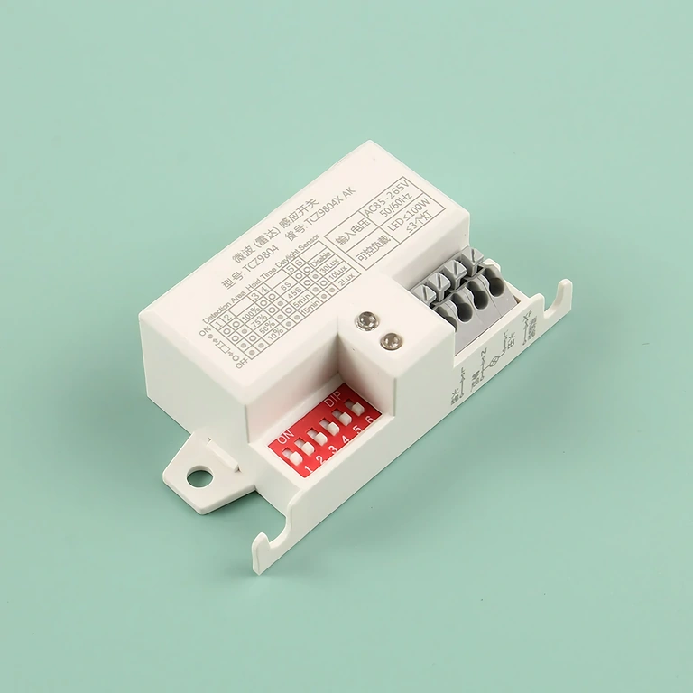 Bočný pohľad na senzor prítomnosti s mikrovlnami