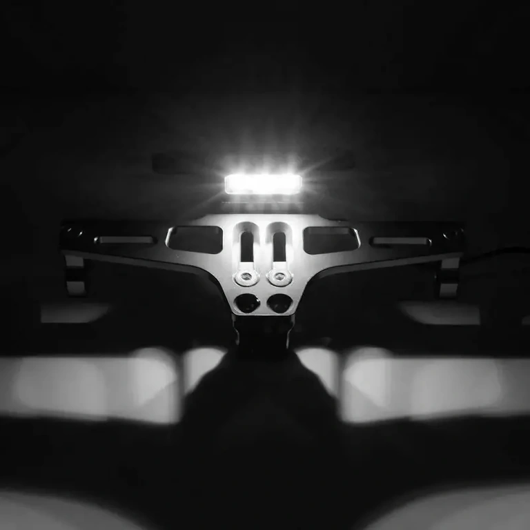 Čierny držiak motocyklovej ŠPZ s moderným dizajnom