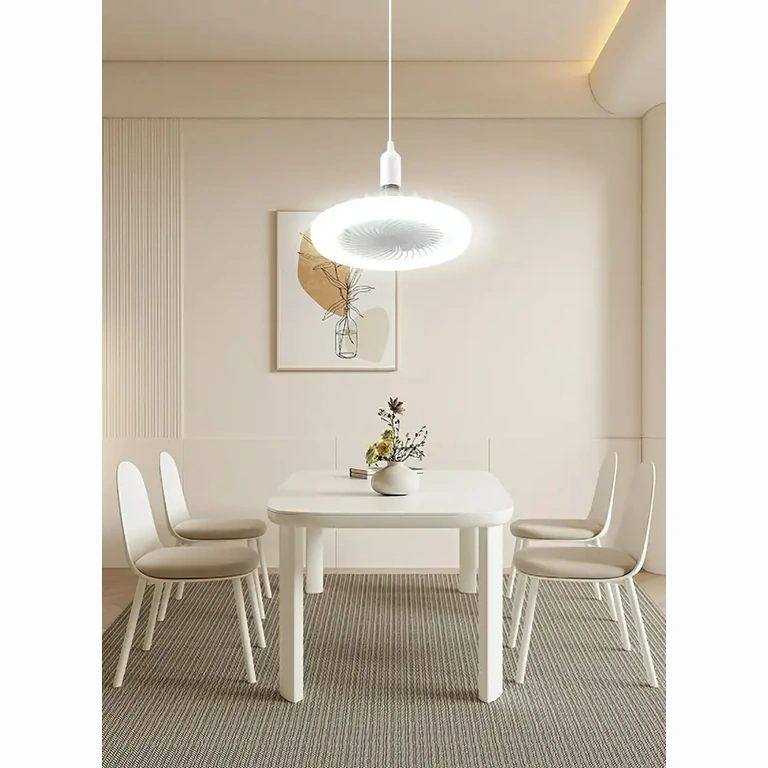 Stropný ventilátor s moderným dizajnom, nainštalovaný v obývačke