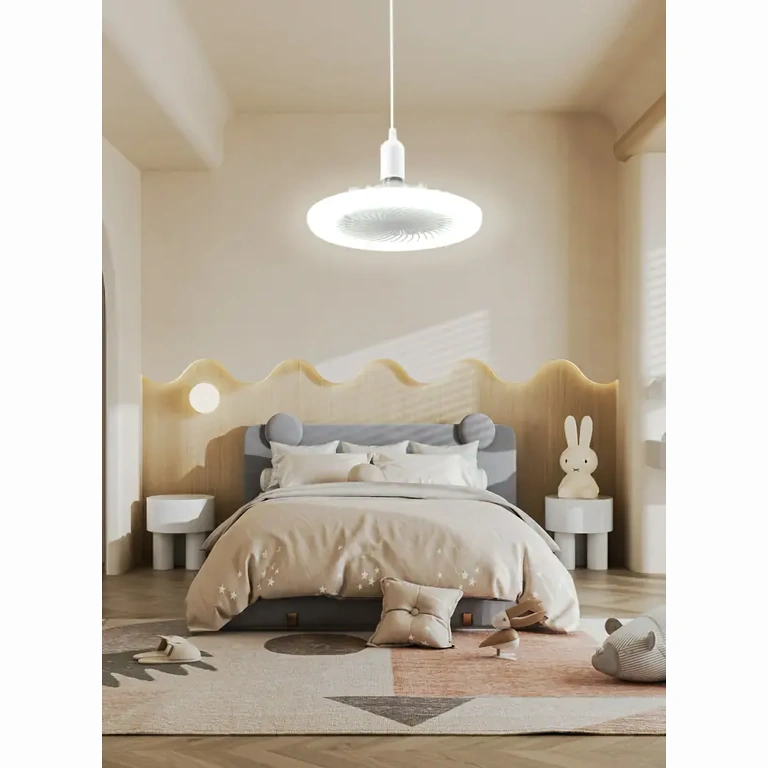 Stropný ventilátor s nastaviteľným svetlom a smart funkciou, namontovaný v izbe