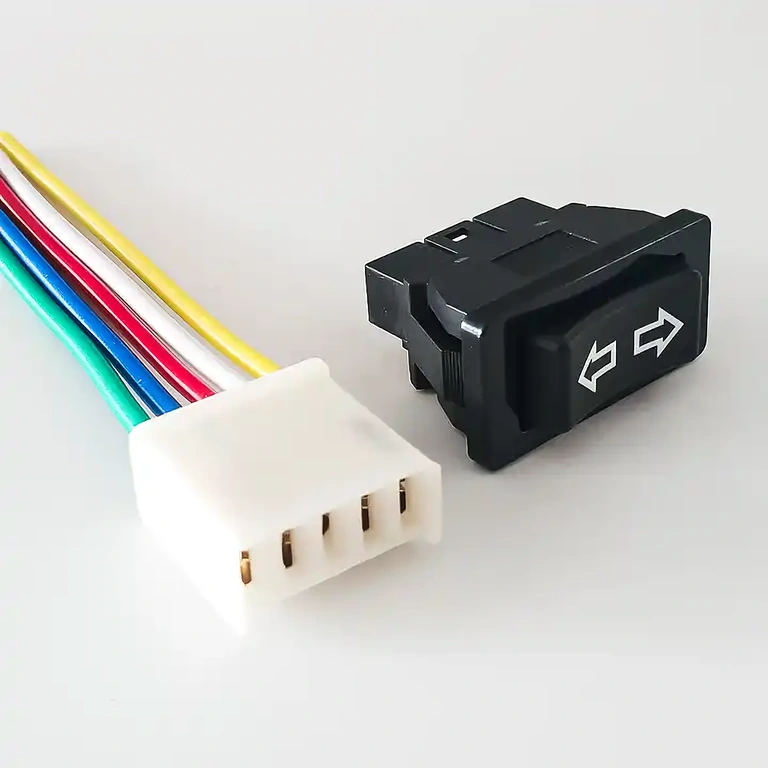 Kolískový spínač 3 polohy s návratom, menovitý prúd 20A