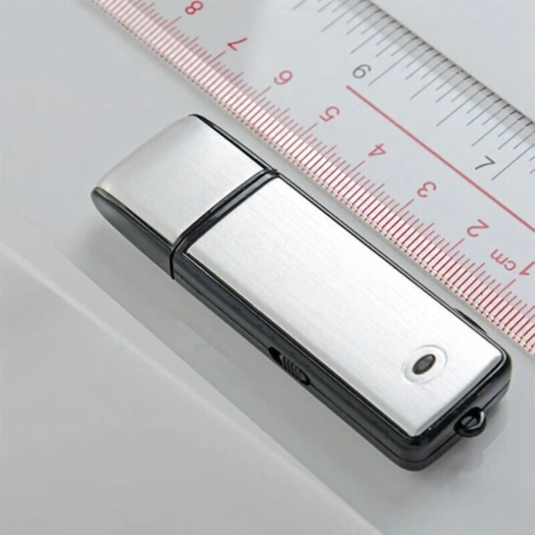 Diskrétny USB kľúč s neviditeľným LED indikátorom na nahrávanie