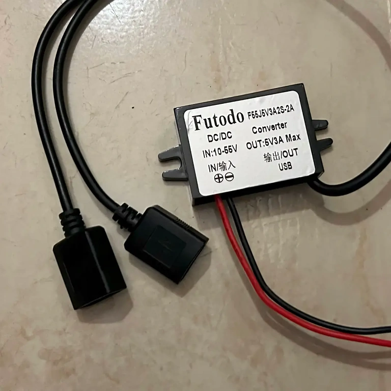 Dvojité USB porty pre súčasné nabíjanie pri 5V 3A