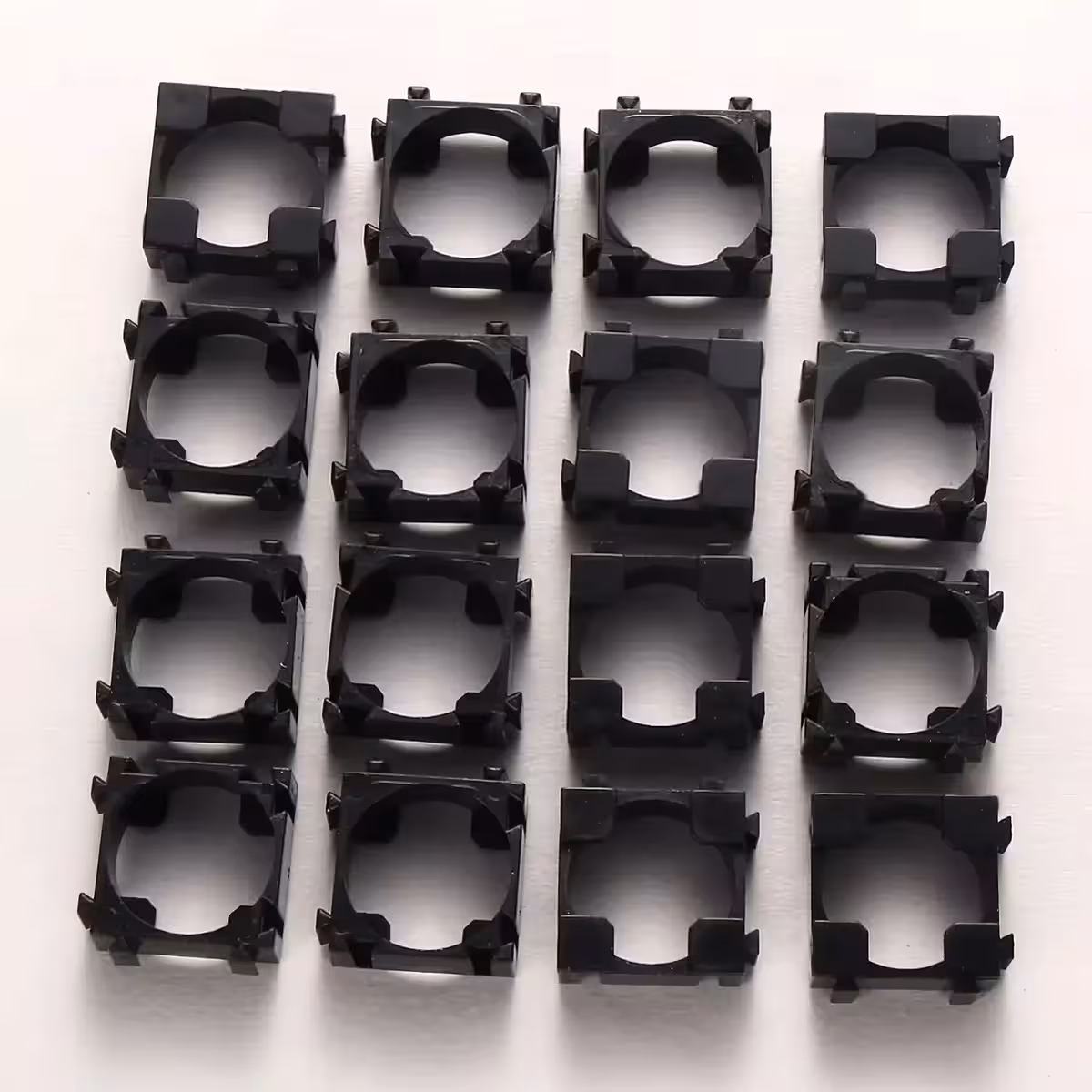 Šesťnásť modulárnych držiakov pre Li-ion 18650 články na stavbu batériových blokov