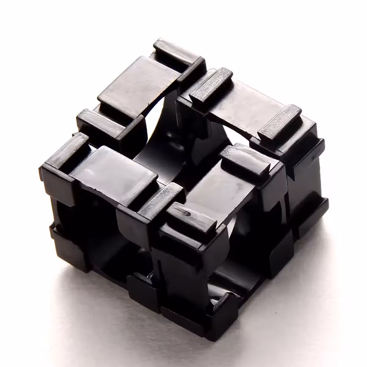 Štyri modulárne držiaky 18650 pripravené na rýchle upevnenie v batériovom bloku