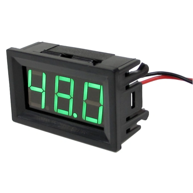 Digitálny panelový voltmeter 5V-120V zapnutý, zobrazujúci napätie DC