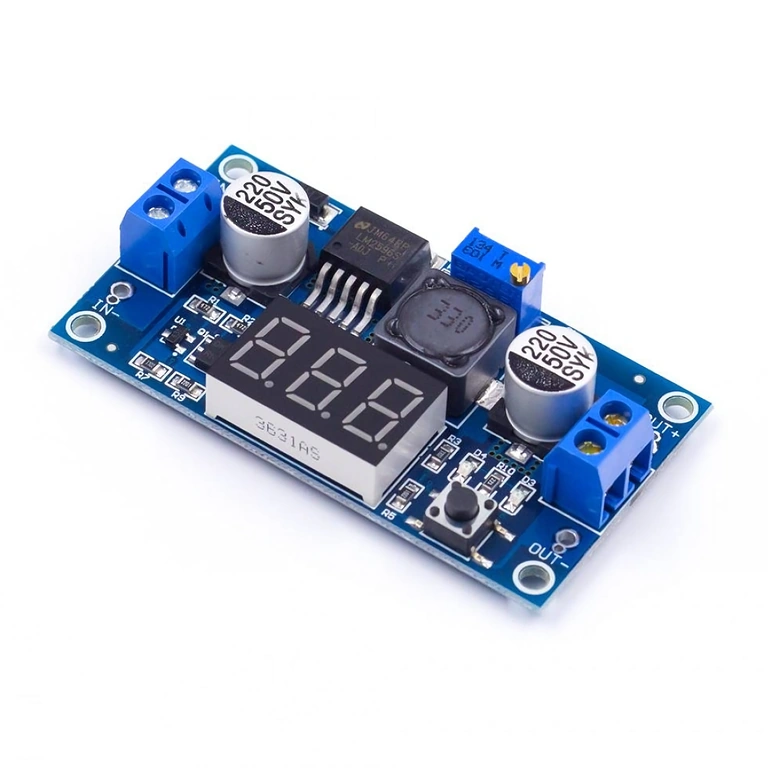 Detailný záber LM2596 step-down modulu s displejom a nastavením napätia