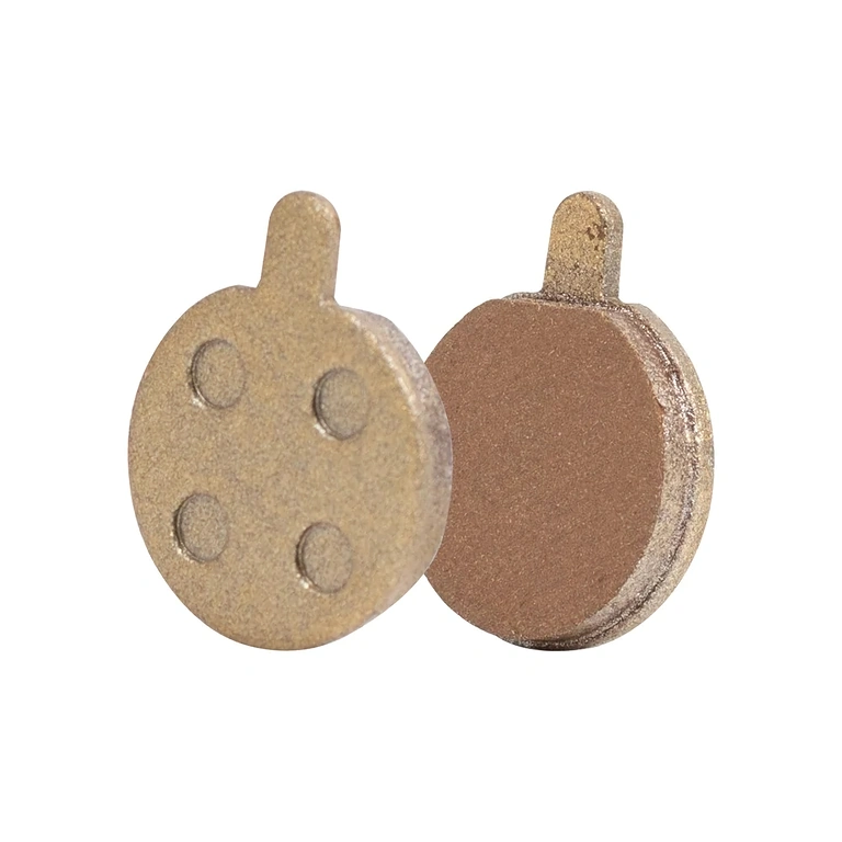 Brzdové doštičky namontované na elektrickej kolobežke