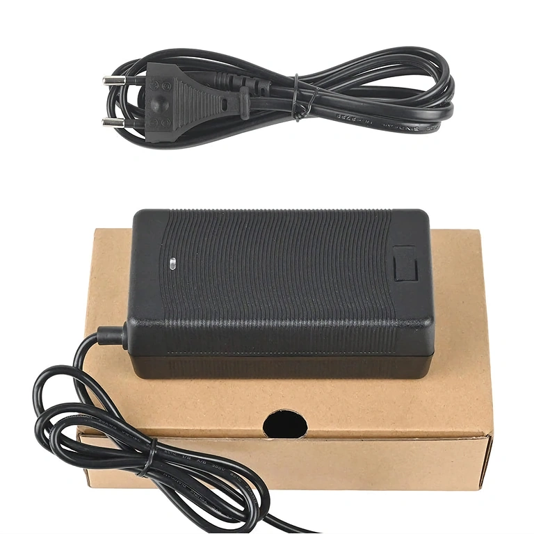 Nabíjačka s IEC C13 konektorom Nabíjačka 48V–54,6V 2A s IEC C13 konektorom, vhodná pre elektrické skútre Citycoco a Harley