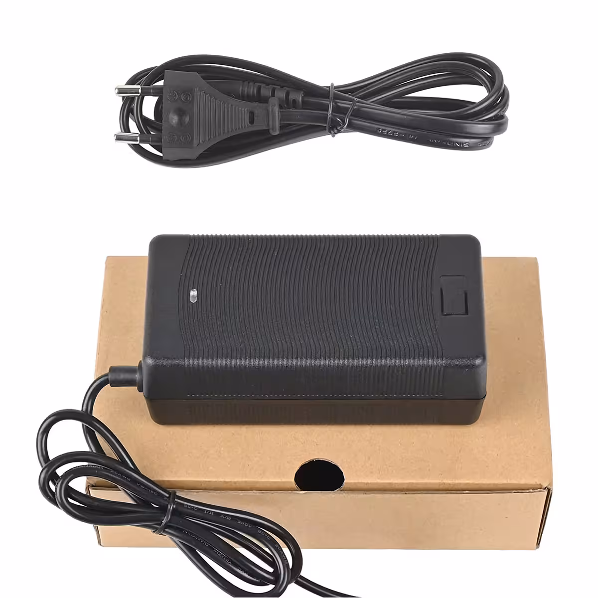 Nabíjačka 48V–54,6V 2A s IEC C13 konektorom, vhodná pre elektrické skútre Citycoco a Harley