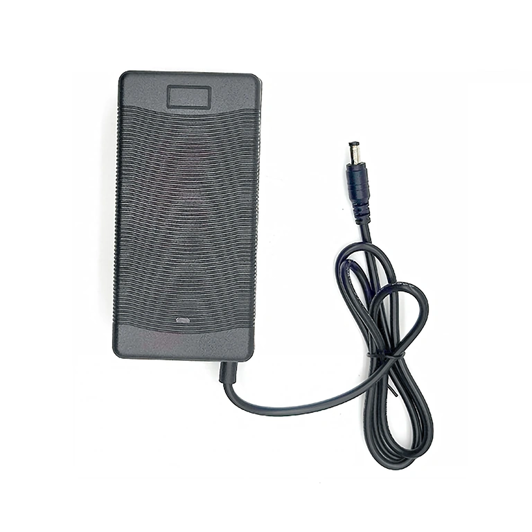 Nabíjačka Li-Ion 21V 2A s 250 cm dlhým káblom – ideálna pre 18V Li-Ion batérie a prenosné zariadenia