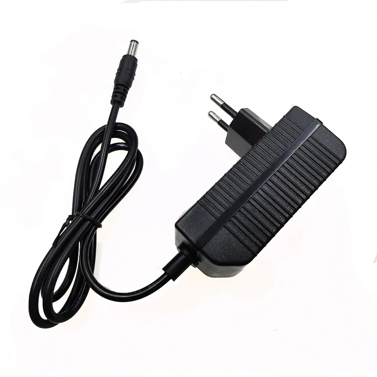 16.8V Li-Ion nabíjačka – variabilný uhol Nabíjačka 16,8V Li-Ion 2A – fotografická ukážka z rôznych uhlov, ukazuje kompaktný a prenosný dizajn pre 14,4V batérie