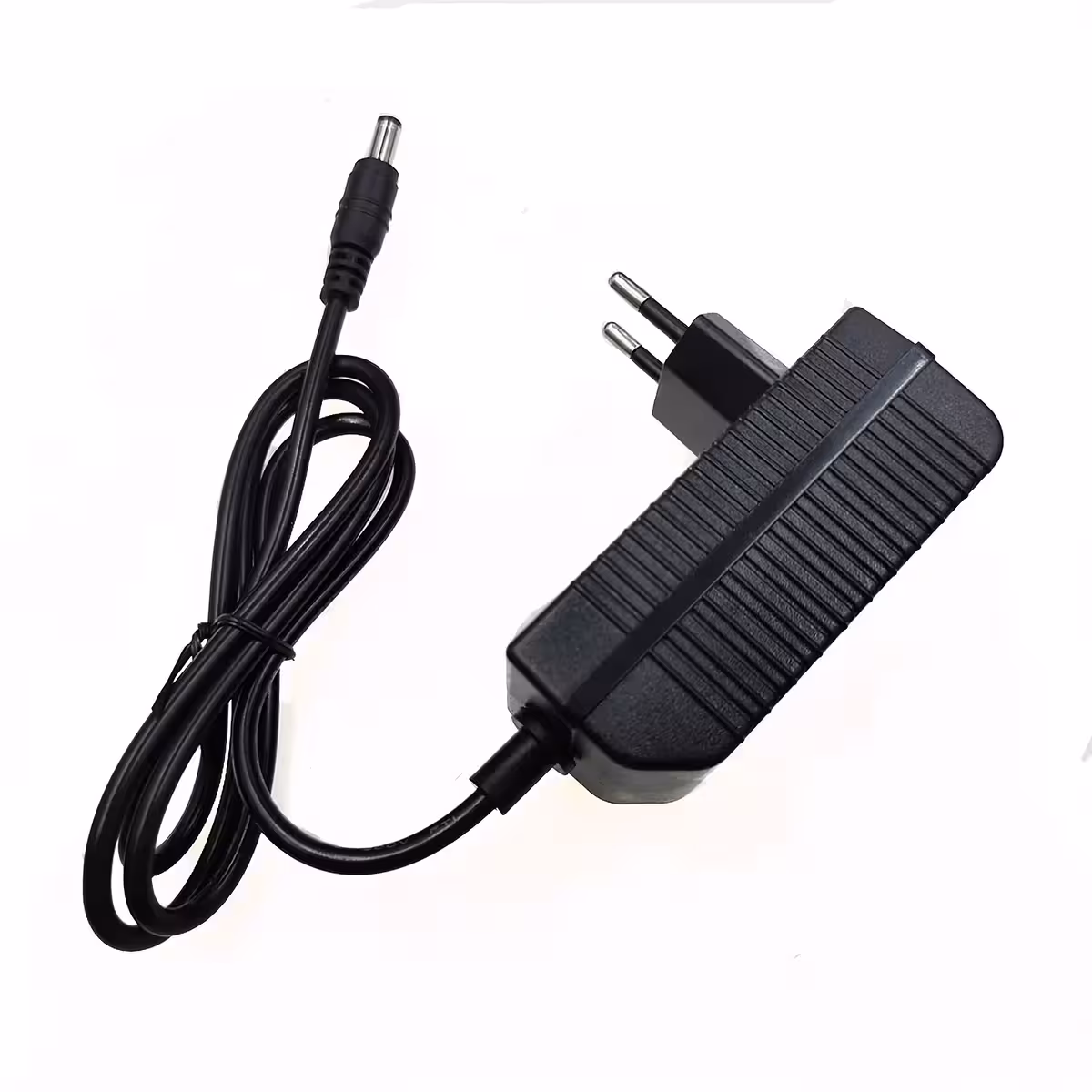 Nabíjačka 16,8V Li-Ion 2A – fotografická ukážka z rôznych uhlov, ukazuje kompaktný a prenosný dizajn pre 14,4V batérie