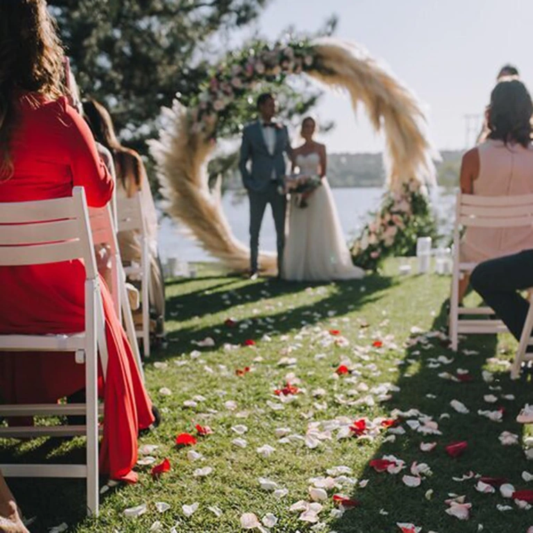 Romantická dekorácia s umelými lupenmi Biele umelé lupienky na romantickú výzdobu na Valentína