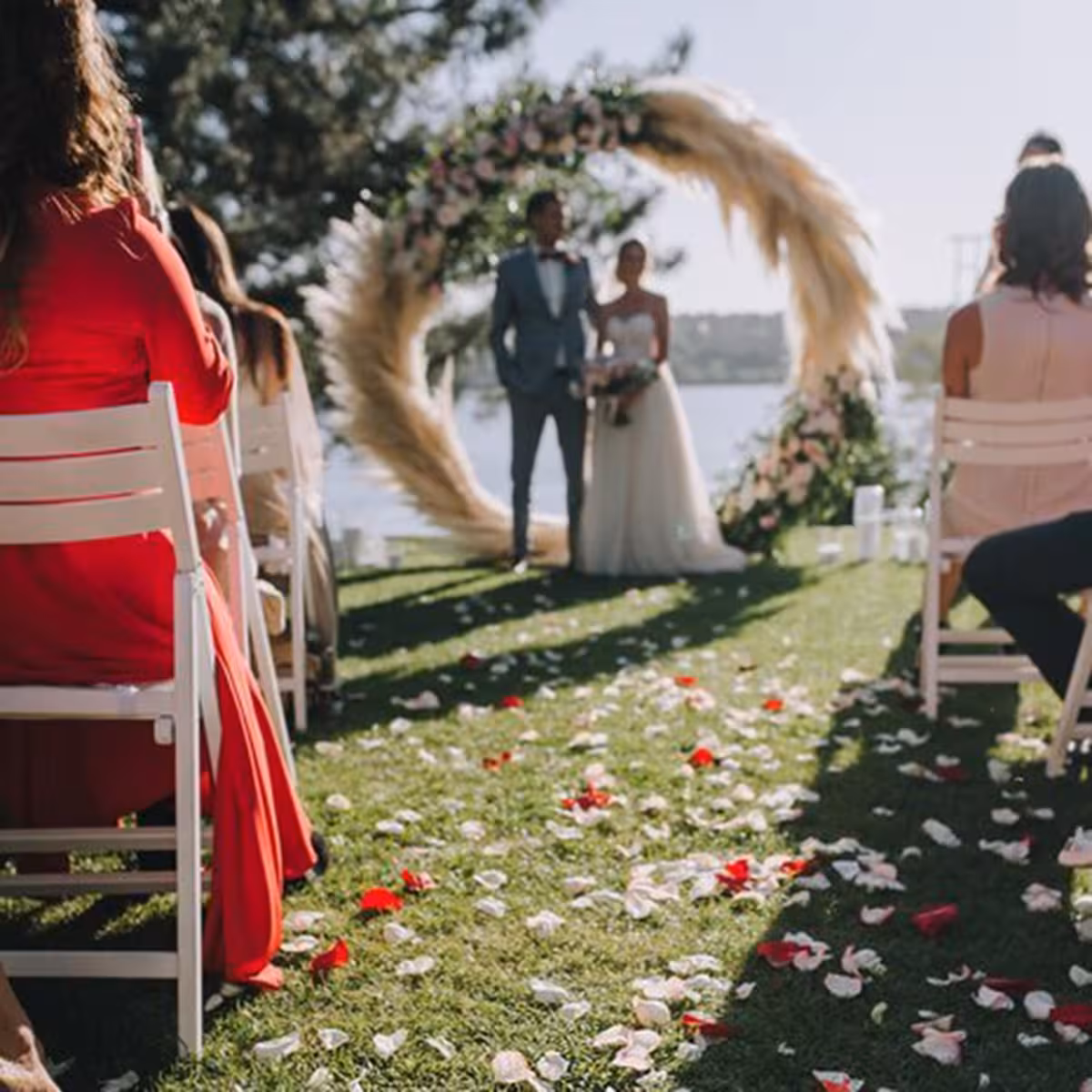 Biele umelé lupienky na romantickú výzdobu na Valentína