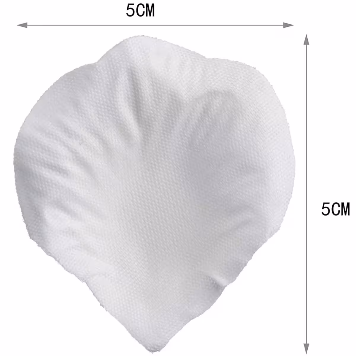 Detail bielych umelých lupienkov z textilu