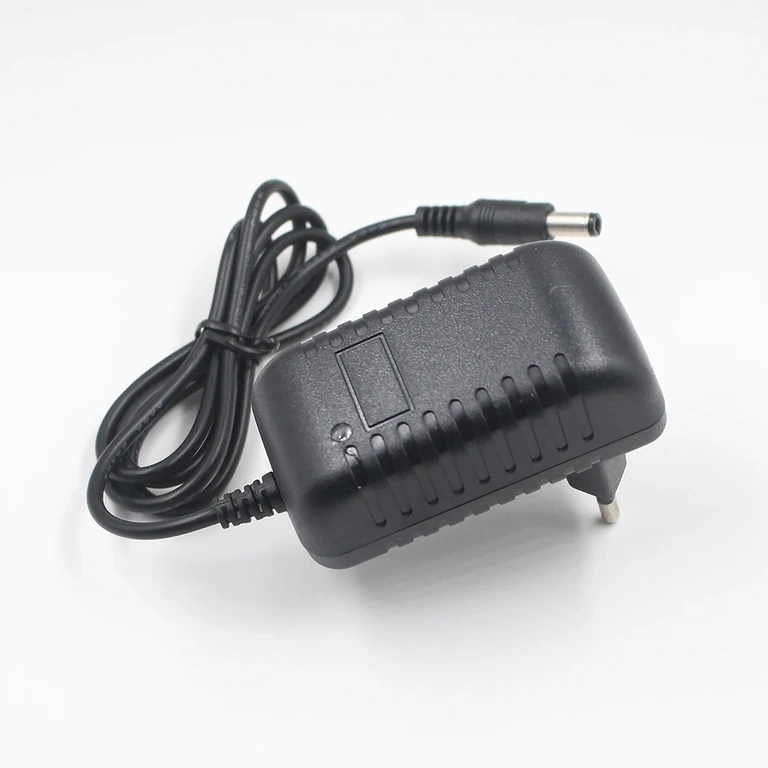 LiFePO4 nabíjačka s LED indikátorom červeno/zeleným pre stav nabitia