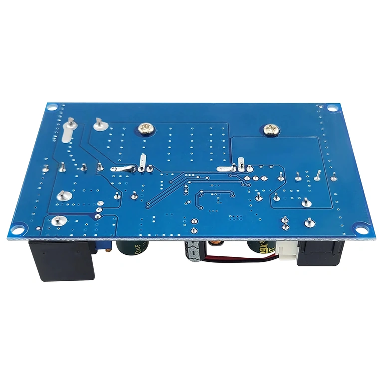 Detailný pohľad na zadnú stranu DC-DC Step-Down 600W 25A, zobrazujúci konektory a chladiace prvky