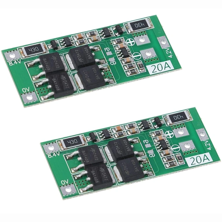Dva BMS moduly 2S 20A fotografované z uhla pre zvýraznenie elektronických komponentov