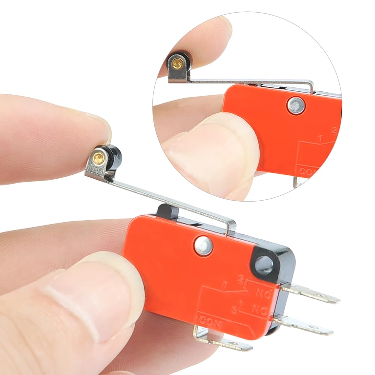 Mikrospínač V-156-1C25 – bočný pohľad