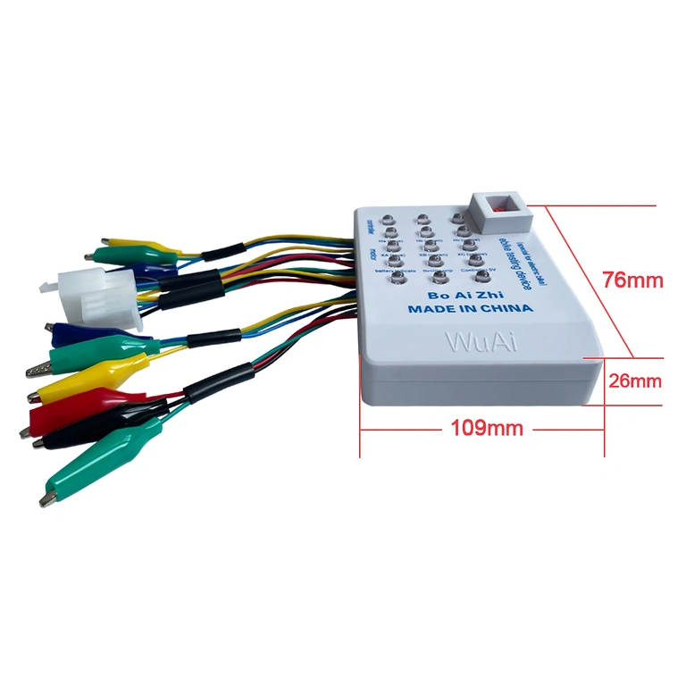 Batéria pripojená k univerzálnemu testeru na kontrolu kontroléra