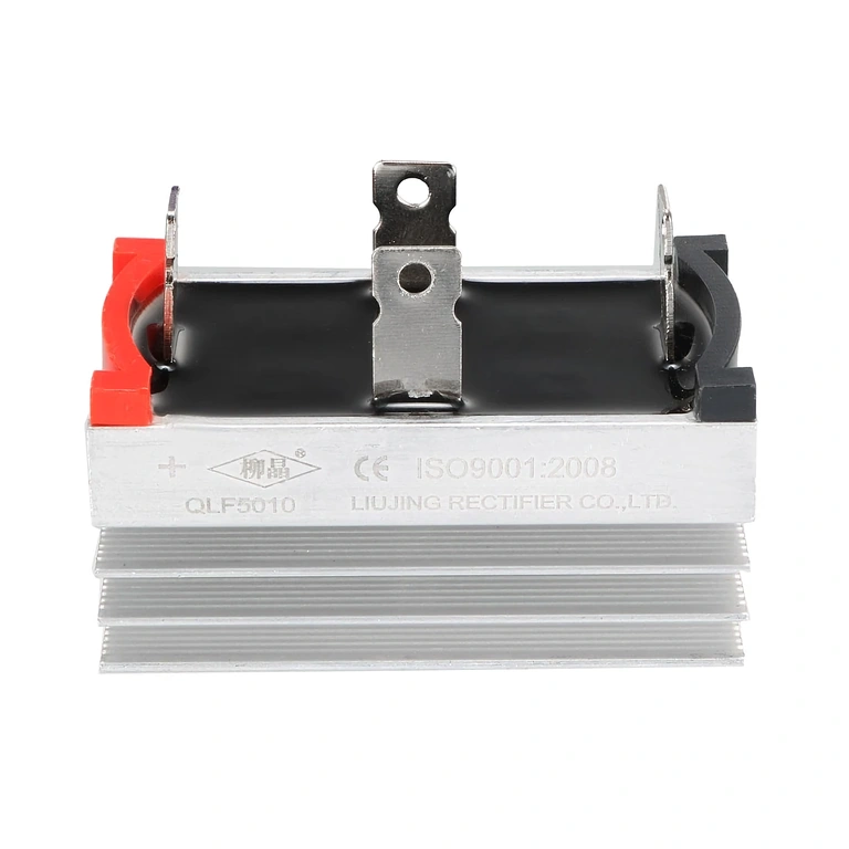 Jednofázový usmerňovací mostík s chladičom, predný pohľad